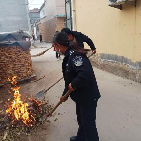 居民路边焚烧落叶，网格劝阻消除隐患