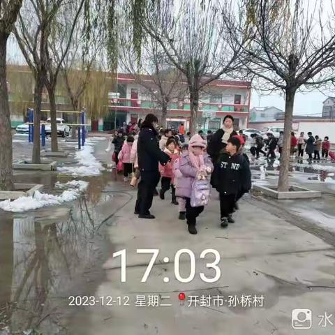 网格“护学岗”寒冬里的温暖守候