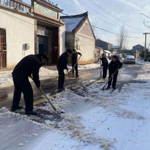 网格员坚守一线，扫雪除冰暖人心