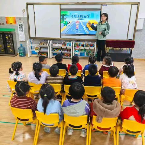 龙陵县矫鹰幼儿园小二班主题活动—《马路上的安全》