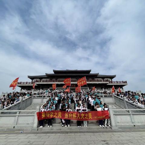 商丘市新昌学校初中部九年级——鸟语花香踏青趣