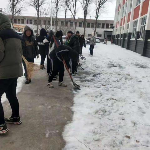 卫贤一中学校最美清雪工