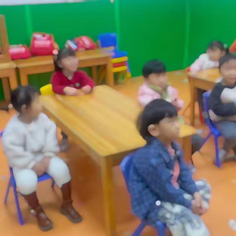 每日晨读                  每天坚持十分钟，时间会告诉我们答案，加油吧💪宝贝们👧👦