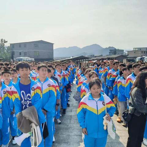 探索洞穴奥秘，寻找自然奇迹——铜仁一中实验学校八年级（8）班研学旅行活动