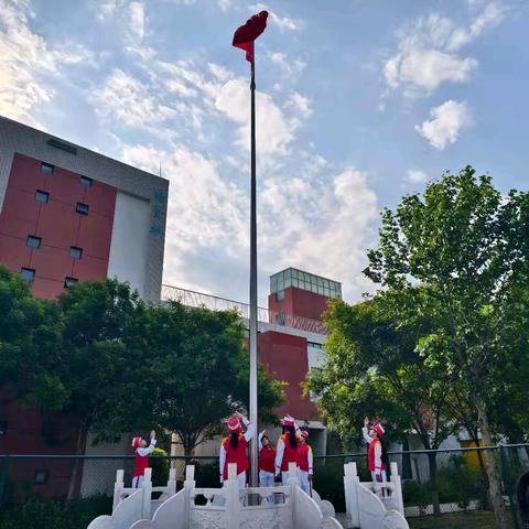 “感恩母爱，温暖同行”——乐陵市城西小学升旗仪式