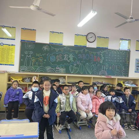 记12月1日2303班“家长进课堂”活动《给你的声音加点魔法》