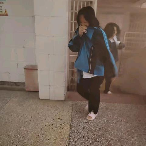 “筑牢安全防线，共护校园平安”——冷水江市第一中学寄宿生紧急疏散演练圆满完成