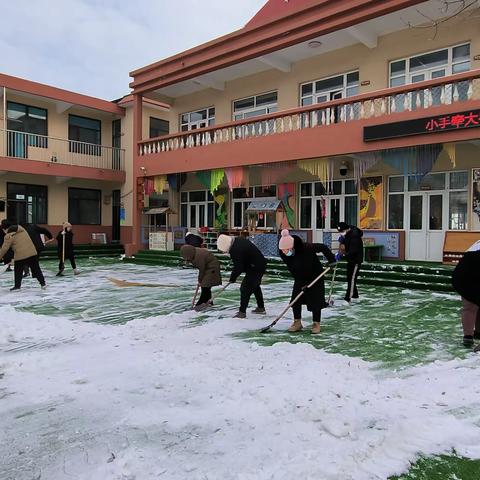 家园助力除雪忙   热情似火暖寒冬