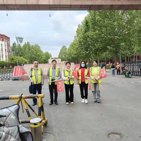 最美护学岗—潍坊日向友好学校二年级十四班家长护卫队