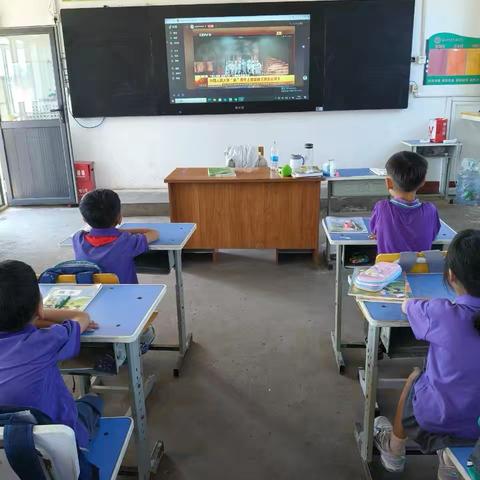 “开学第一课”——《烽火青春 弦歌不辍》魏庄子小学观看抗战胜利80周年融媒直播活动