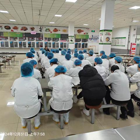 中单餐厅进行食品安全，交通安全，机械操作安全培训并进行周末大扫除附照片