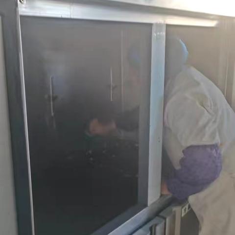 振达餐厅大扫除照片及班后检查照片。
