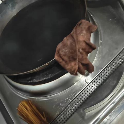 振达餐厅班前检查。