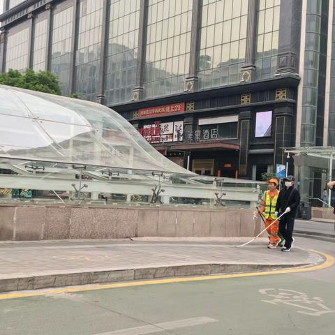 平凡善举暖人心 环卫微光显担当