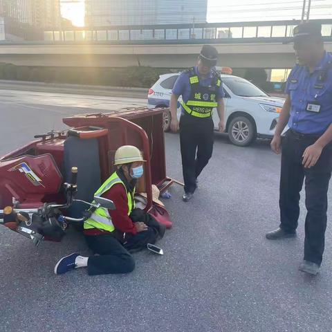 路遇交通事故 城管暖心相助