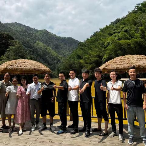 践行“有困难找商会”凝心聚力 携手同行——创新发展商会团委开展团干素质拓展