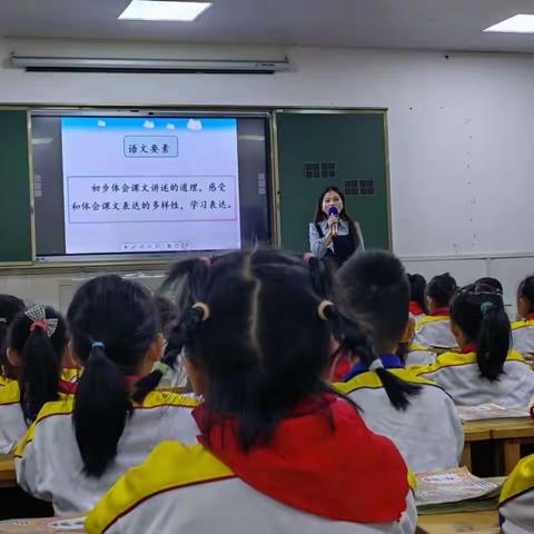 思维碰撞迸发智慧火花，团队教研助推专业成长———记南峰小学二年级语文、数学组“一人多课”展示交流活动