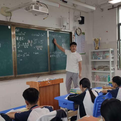 “同课异构，大放异彩”。记海师学子在思源学校实习生活的第七周