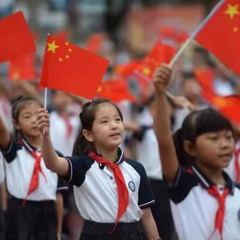 福涌小学601班家长进课堂活动：小小中国心，深深爱国情——爱国小红旗制作