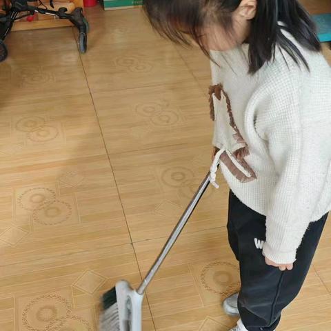 家务劳动我能行—滨城区三河湖实验学校二年级六班家务劳动纪实