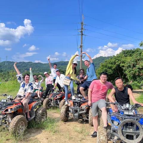 “陡峭的山坡泥泞的路，汹涌的波涛破旧的船，上山下水，有你在，便能风雨兼程”华夏银行白云支行团建活动