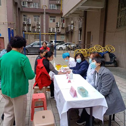 【莲湖土门】颜家堡村社区网格员携手家庭医生开展家有“医”靠丨“健康敲门行动” 敲出暖心“医”靠