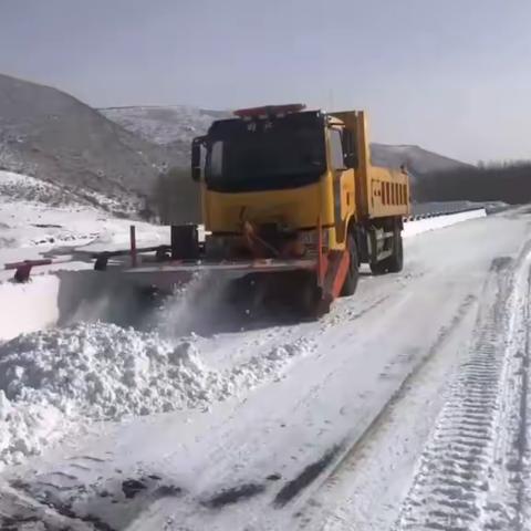 巴林左旗公路管护和运输保障中心全力清雪保畅通