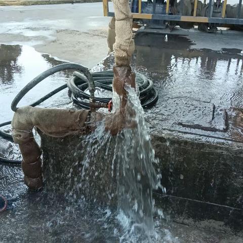 寒冬天气修水管，排除隐患齐协力