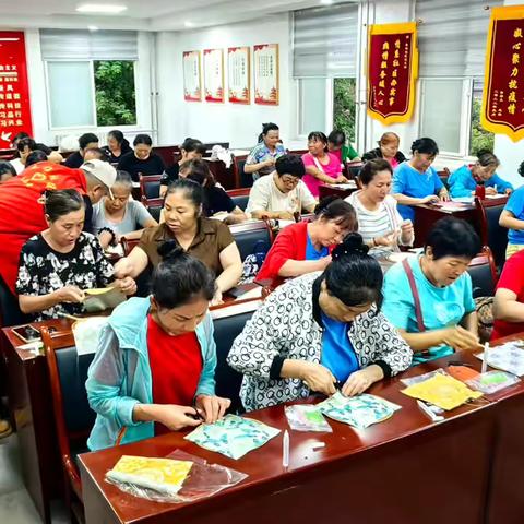 “情满双节，扇韵传情” ––曲江街道春临社区举办迎双节扇面创作活动