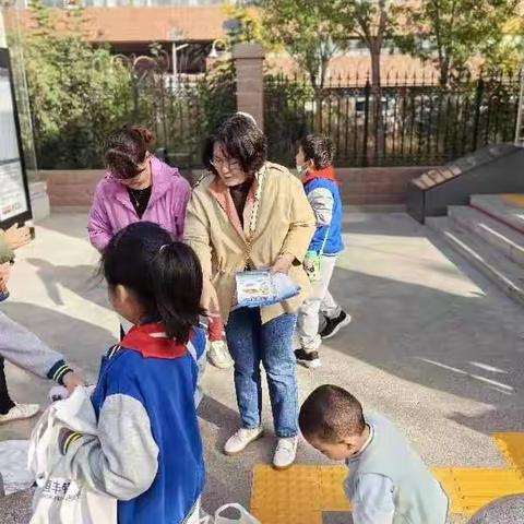 恒丰银行济南分行营业部与轨道地铁派出所联合为泉景小学研学活动开展反诈宣传活动