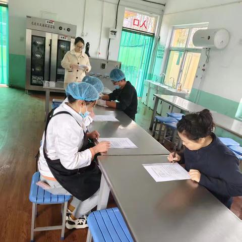 加强食堂培训，共筑安全防线——堤村学校食堂从业人员安全培训会
