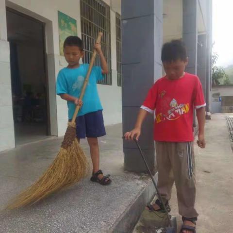 西龙岗小学劳动课大扫除活动