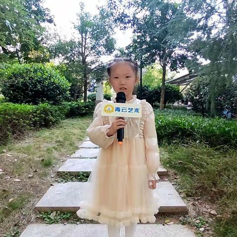 青云艺术口才班小记者户外课“挑战陌生人”活动