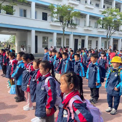 “探秘龙之谷 趣享春之旅”——记竹镇镇民族小学一3班春季研学实践活动