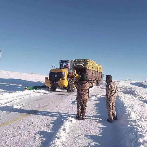 锡林浩特市边防公路养护中心协同边防连队抗雪灾