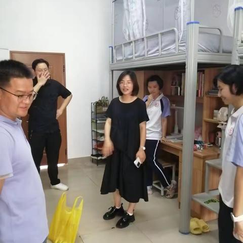 师恩入舍暖人心，关爱寄宿递真情 ——班主任深入走访学生宿舍