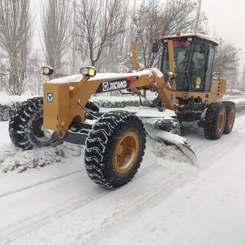 区公路管护和运输保障中心 除冰雪保畅群众出行路