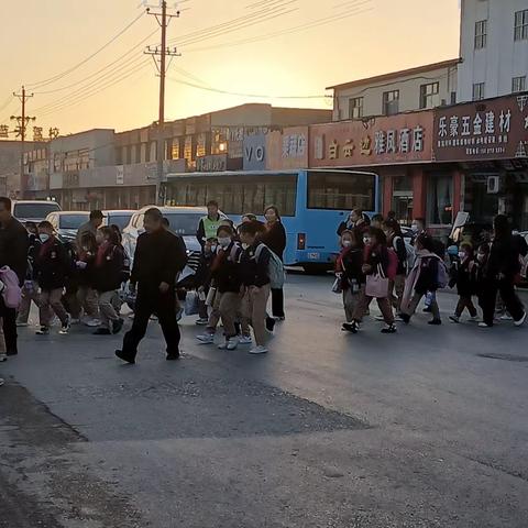 『☀️最暖的瞬间，最美的守护🌼』——宝鸡高新第四小学六年级组家长志愿者爱心护学岗在行动