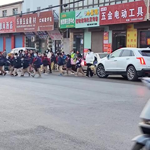 寒冬冷刺骨，护学暖如春！——— 宝鸡高新四小一年级组护学岗纪实