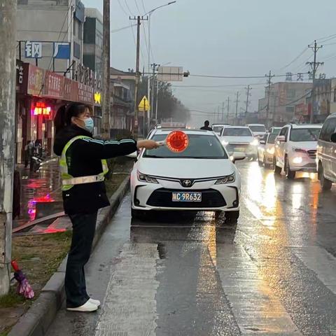 风雨护学岗，暖心伴成长—高新第四小学一年级六班护学岗掠影