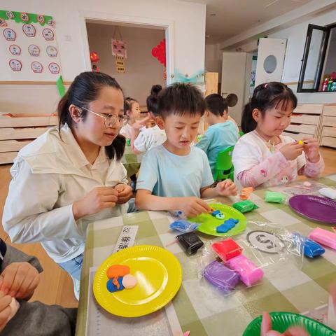 缤纷童年  亲情相伴——龙泉社区联合五家渠第四幼儿园大一班开展国际家庭日主题活动