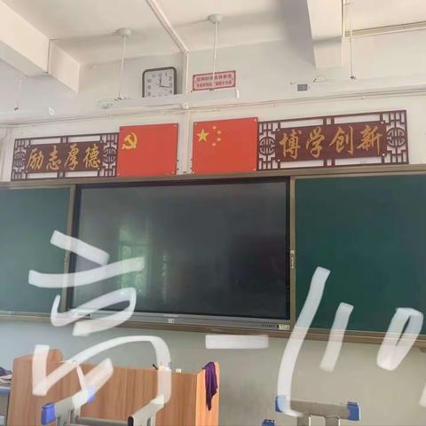 在我校政教处的监督下，学生会生活卫生部干部与各班劳动委员开展了本月的卫生评比活动，并由生活卫生部干部蒲才有公布获得卫生先进的班级名单，由我校领导为卫生先进班级颁发12月流动红旗