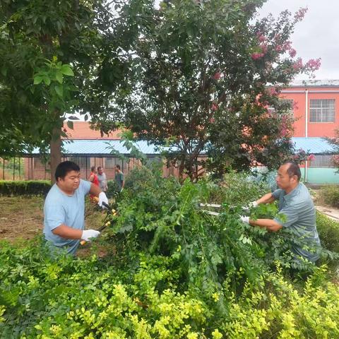 用心清扫，“净”待归来--潘渡中学开学校园卫生打扫