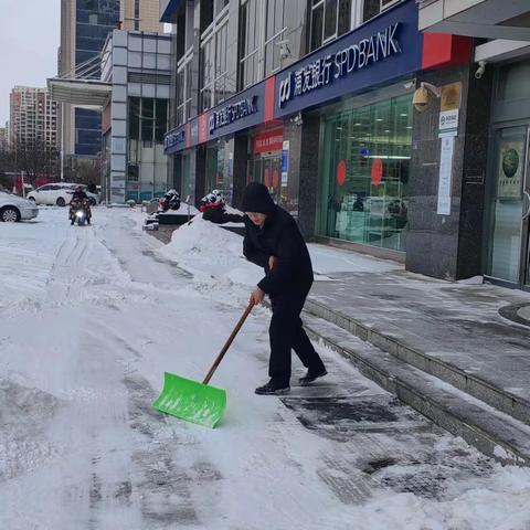 无惧风雪挺身行 暖心服务常相伴