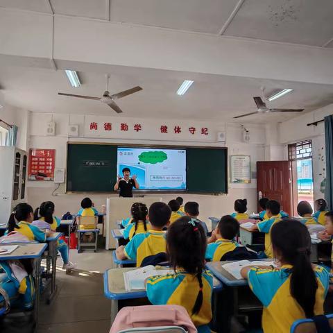 轻揽一缕秋阳，时光恬淡；拾取一抹教研之辉，岁月馥郁。