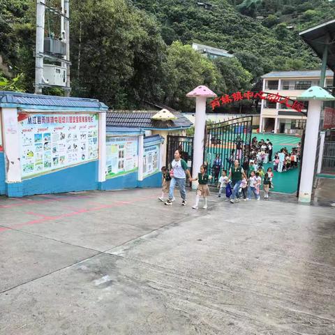 初探小学  “幼”见成长 ——丙妹镇中心幼儿园大班参观小学