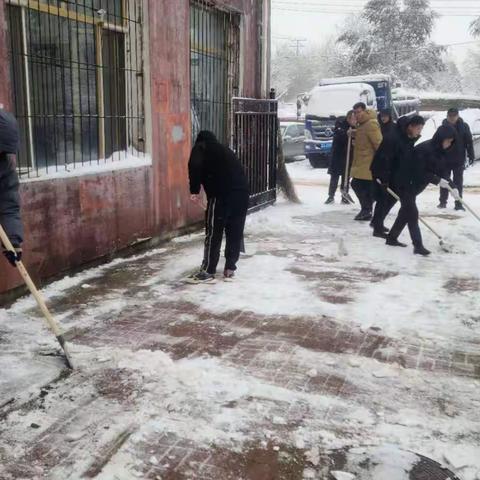 黄土坑街道振兴社区同铁东区卫生健康局开展清雪活动