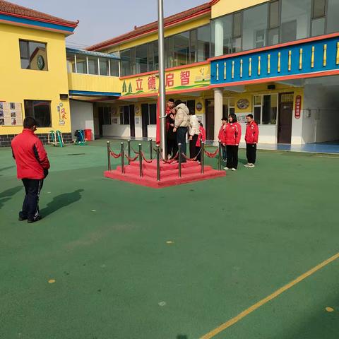 升旗仪式：庄严与活力的交织