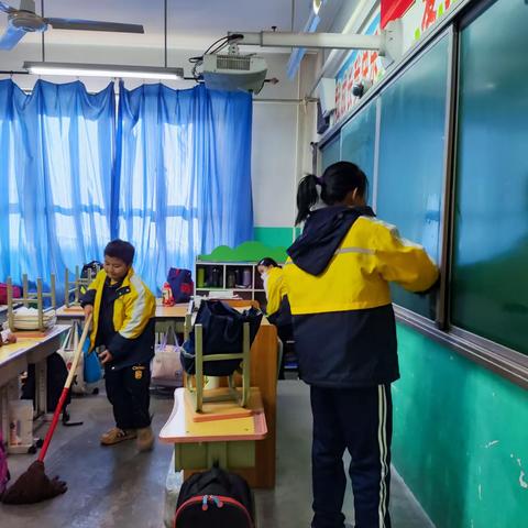 西门里小学开展“清扫校园温暖冬日”校园卫生大扫除活动