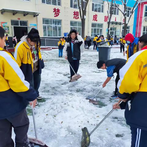 雪花纷飞扮校园，扫雪除冰暖人心——西门里小学校园扫雪